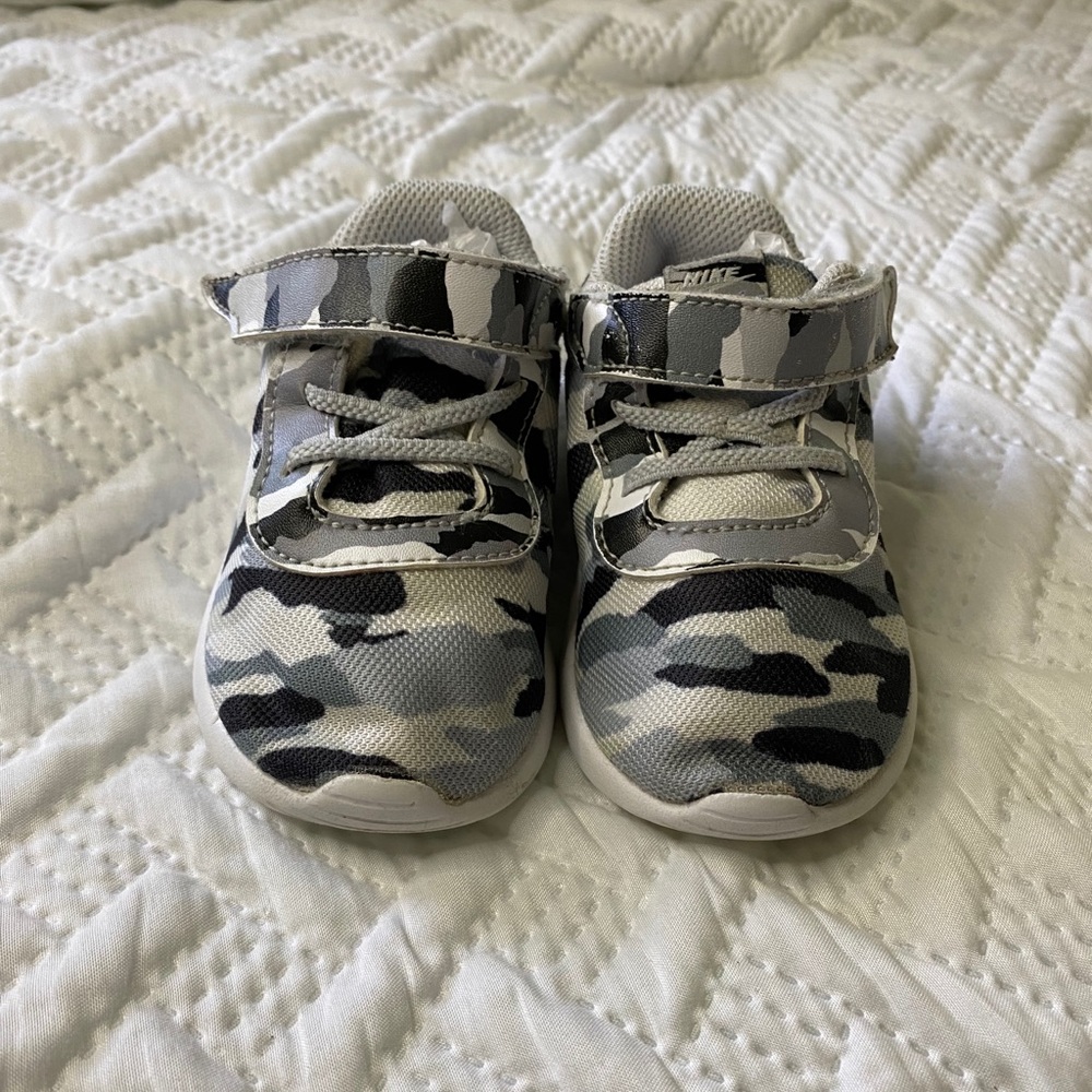 Nike camo sneakers 6c